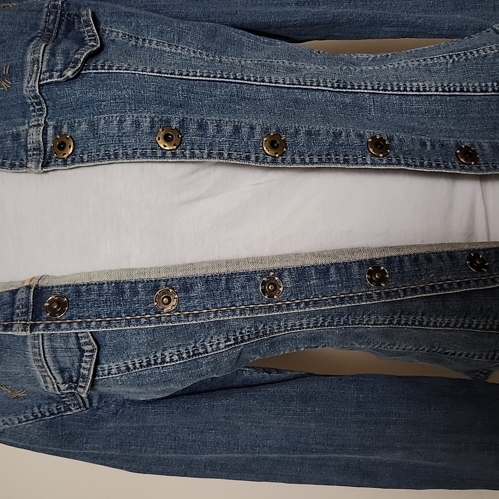 Medium Wash Denim Jacket Women’s M Fitted Jean Jacket Contrast Stitch Detail - Picture 14 of 15